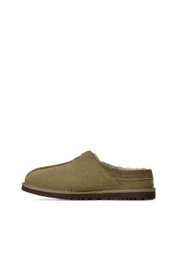 UGG [MEN] 스웨이드 자수 뉴먼 슬립온 슬리퍼 (번트올리브)