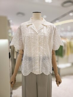레이스 펀칭 카라넥 블라우스 (KSA2QB35)