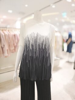 라운드패턴 플리츠블라우스 (KSA3HB49)