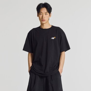 UNI 써니 레이니 워터 레터링 반팔티 (SEMI OVER FIT) NBNEG31653 BK