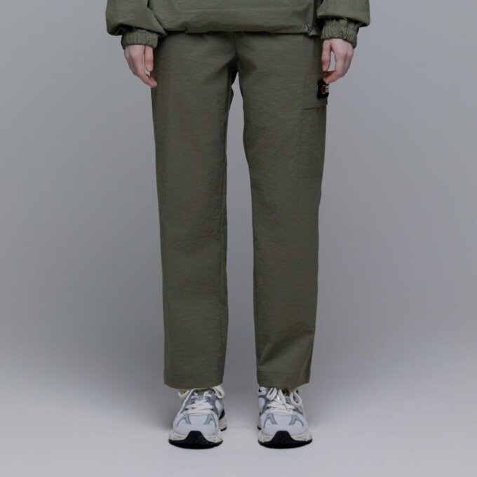 [공용]디머 우븐 트레이닝 테이퍼드팬츠 LICHEN KHAKI N241UPT091