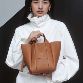 시그니처 H 브라운 레더 토트겸 숄더백 M HIBA5F311W2