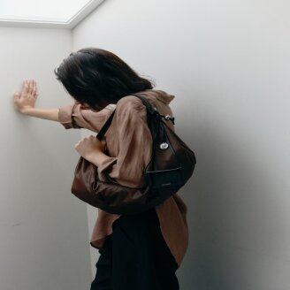 [26SS] 스윙 호보 숄더백 S 다크브라운 JABA6E401W2
