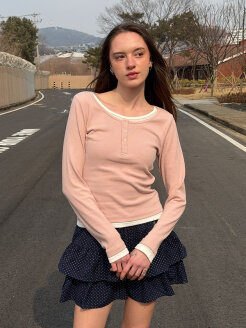 여성 Layered Henry Neck Long Sleeve T-Shirt WHLAG2283F