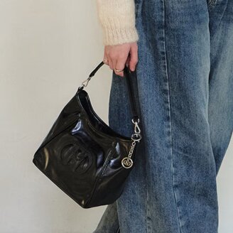 시그니처 H 블랙 호보숄더백 S(유광) HIBA6E524BK