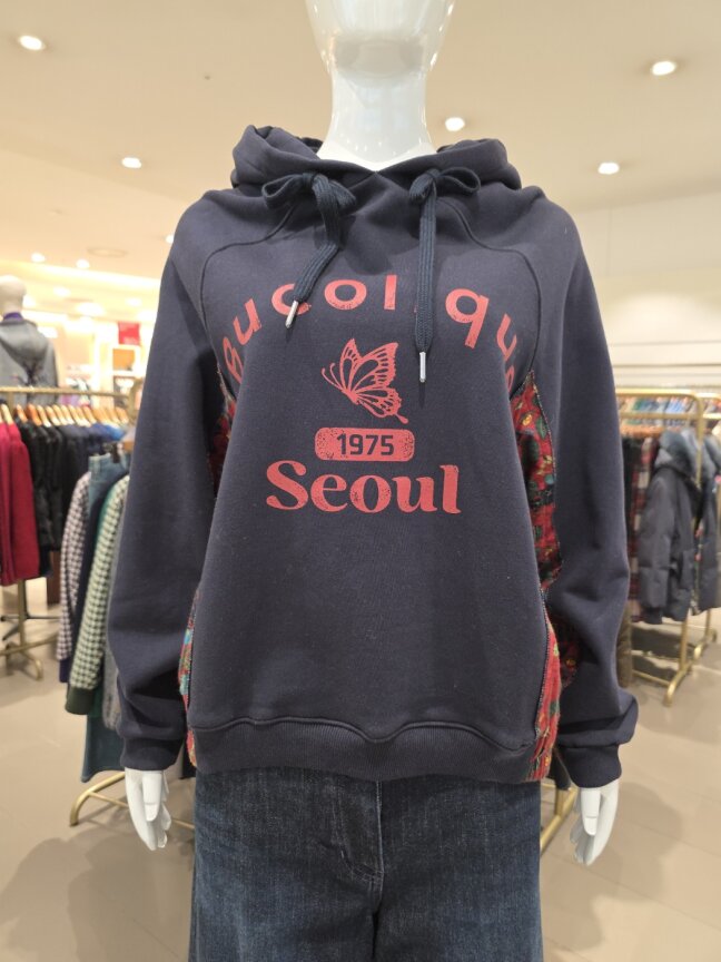 앞 자수 원단 배색 후드티 B253WT7020