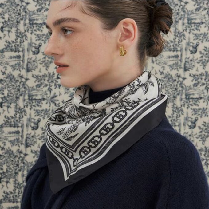 [뜨왈드주이]블랙 사각 실크 스카프 HISC6E300BK